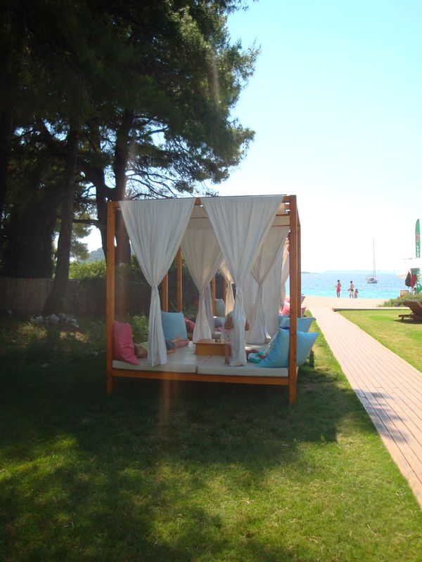 Удобные диванчики на пляже Кастани (Καστάνη)