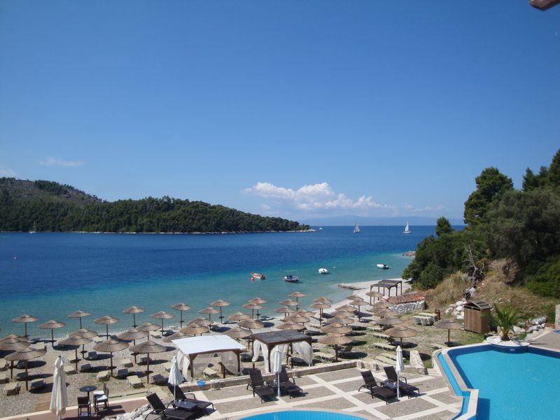 Прекрасный отель Blue Suites в бухте Панормос (Πάνορμος)