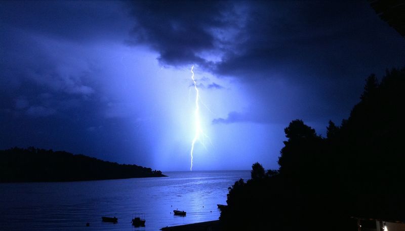 Сверкающая молния над бухтой Панормос (Πάνορμος)