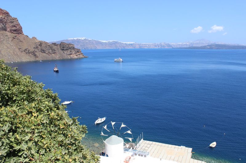 Глубокое синее море острова Фирасия (Θηρασία). Отличное место для купания!