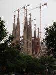 056. Собор Святого Семейства - Sagrada Familia, Барселона. Пожалуй, самое запомнившееся архитектурное сооружение, оказавшее наиболее сильное впечатление на автора - собор поразил своей необычностью, красотой, огромностью и утонченностью. Особенно поразил вид &#034;пещеры&#034; с другой стороны. Очень &#034;сильное&#034; сооружение.