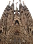 062. Лепнина и шпили - Sagrada Familia или Собор Святого Семейства с другой стороны чем-то напоминающий удивительную пещеру