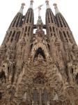 062. Лепнина и шпили - Sagrada Familia или Собор Святого Семейства с другой стороны чем-то напоминающий удивительную пещеру