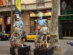 071. Живые статуи - Бульвар Рамбла, Барселона. По бульвару ходит очень много людей!