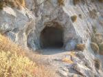 068. Вход в угольную шахту - По словам местных, туннель один около 100 м. длинной, дальше выходит на смотровую площадку, откуда открывается прекрасный обзор на весь залив Плакиас! Левый край пляжа Плакиас, Южный Крит.